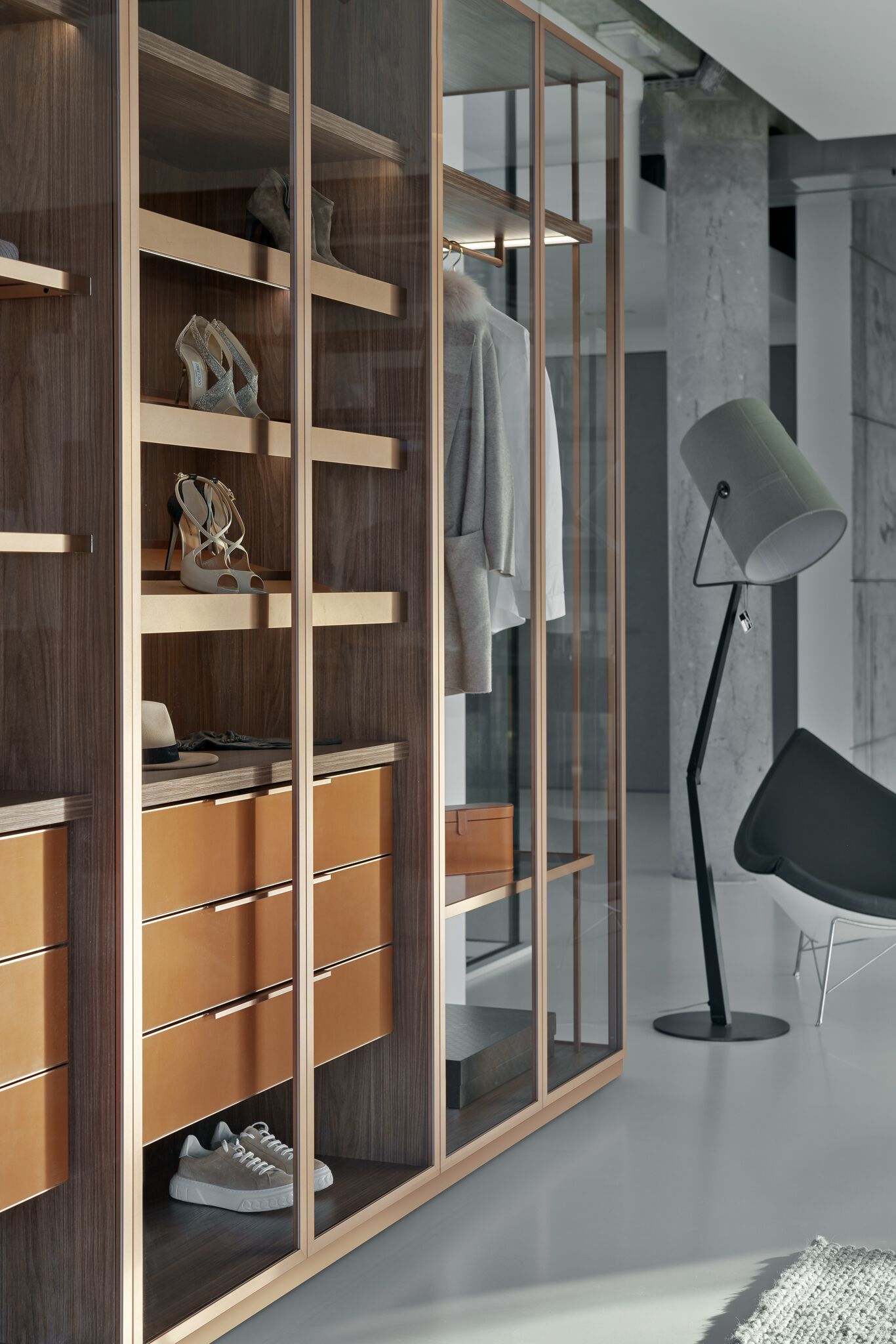 Индивидуальный деревянный шкаф со встроенным освещением Zajc W ARCH-00098040 - Вид №2