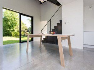 Деревянный прямоугольный стол