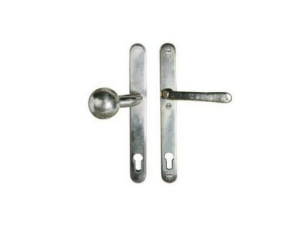 Металлическая оконная ручка на пластине