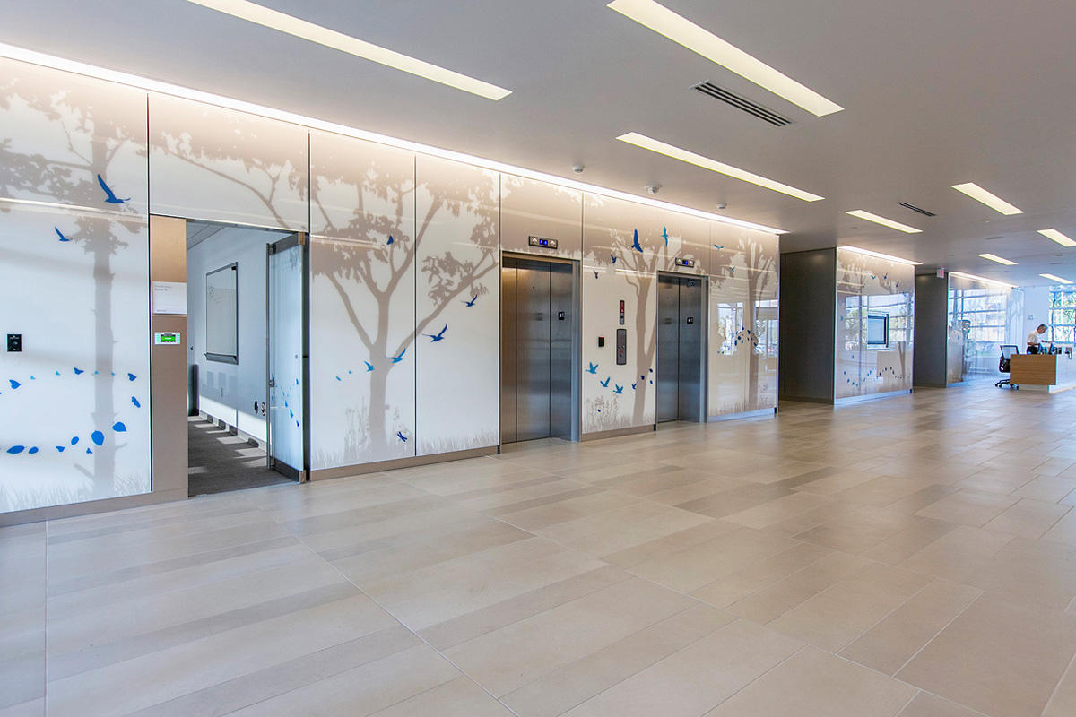 FSRT667 Система облицовки стен Levele глухими панелями; вставки из стекла вивихрома с белой прослойкой и отделкой pearlex +; нержавеющая сталь с льняной отделкой в ​​международном университете флориды - школа бизнеса райдера, медиа-лаборатории, майами, фл Forms-surfaces  - Вид №17