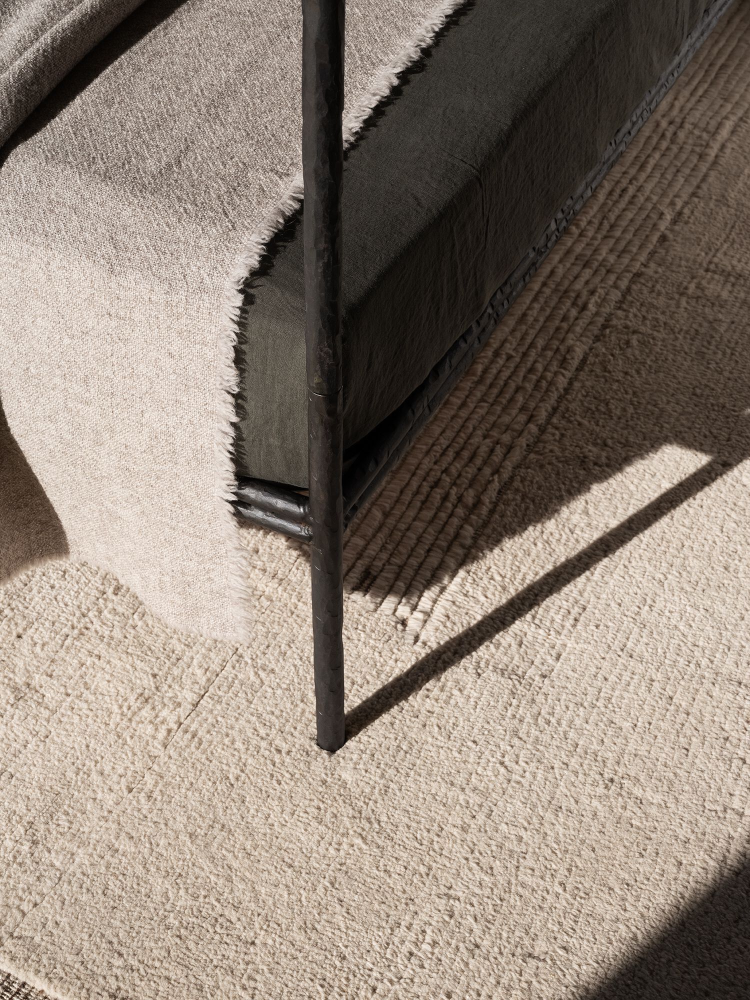 Двуспальная кровать из кованого железа с мягким изголовьем Lispi VELARIO ARCH-00020255