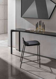 Высокий стул с низкой спинкой