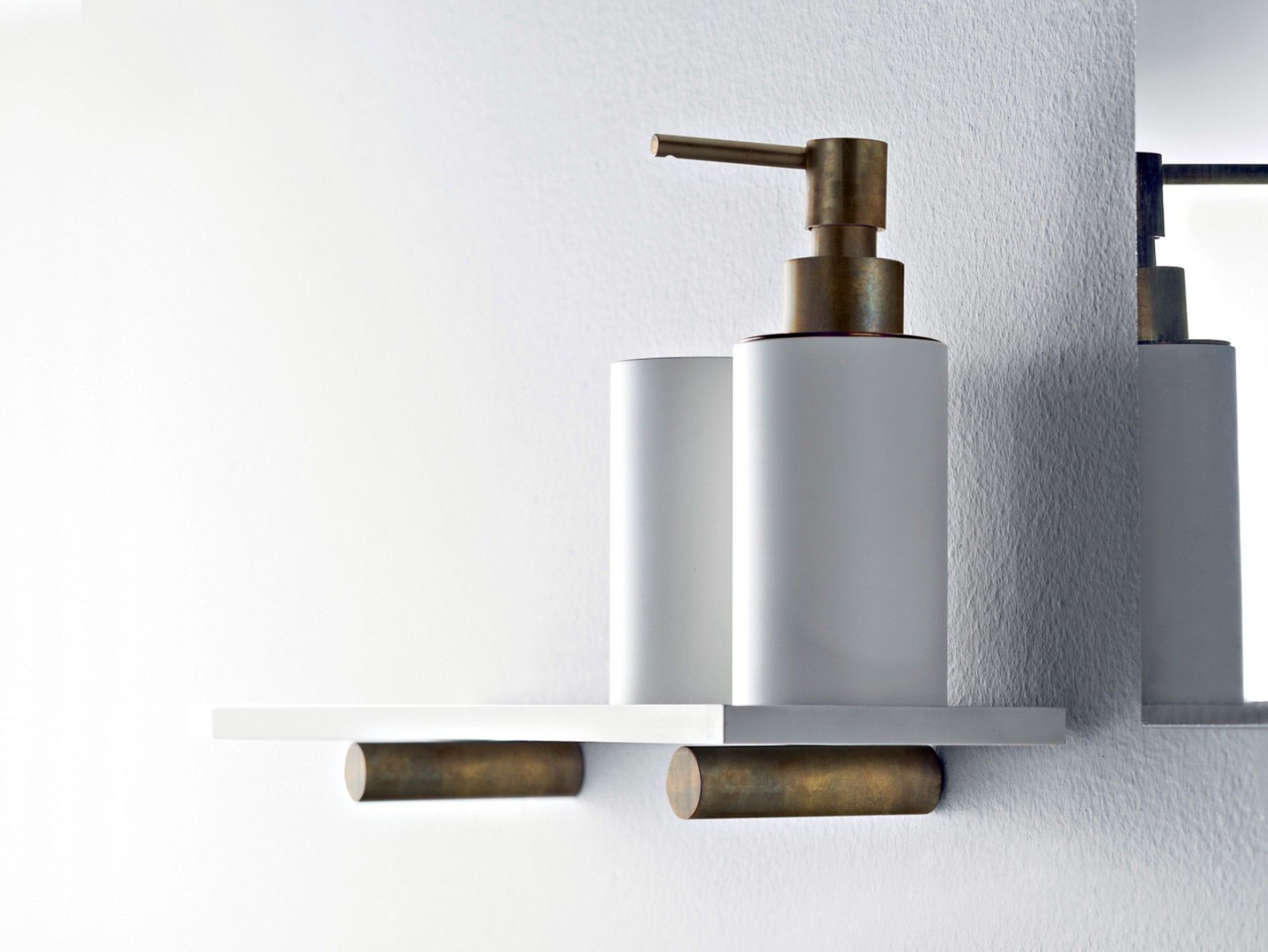 Полка для ванной комнаты с держателем для зубных щеток и дозатором мыла Rubinetterie Treemme Tag ARCH-00144457 - Вид №1