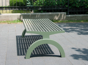 Скамейка из нержавеющей стали и ПЭТ без спинки