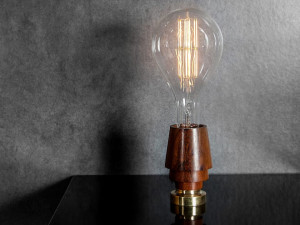 Настольная лампа из дерева и стекла