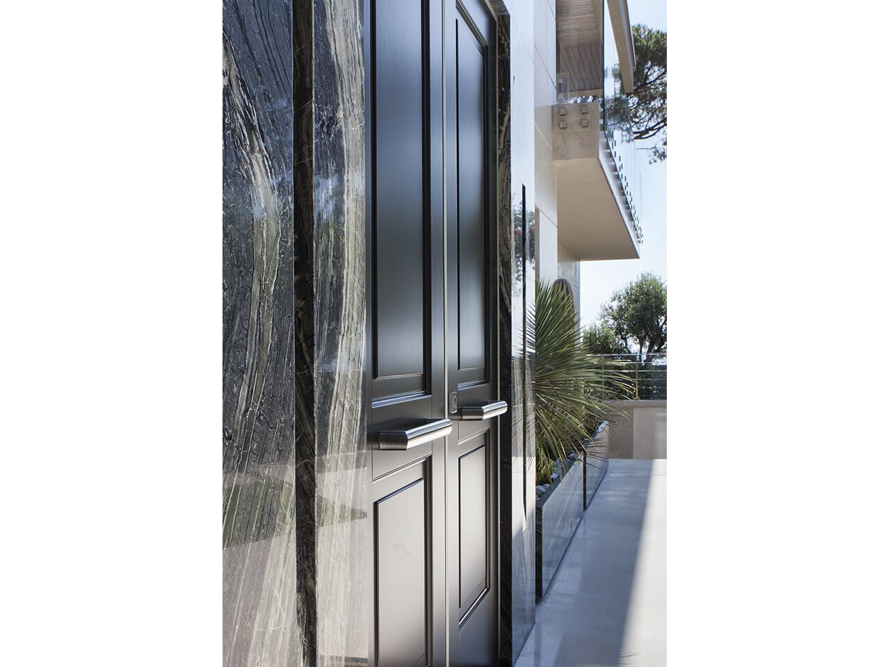 Входная дверь из массива дерева Oikos Tekno ARCH-00150282 - Вид №4