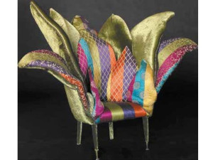 Тканевое кресло с подлокотниками