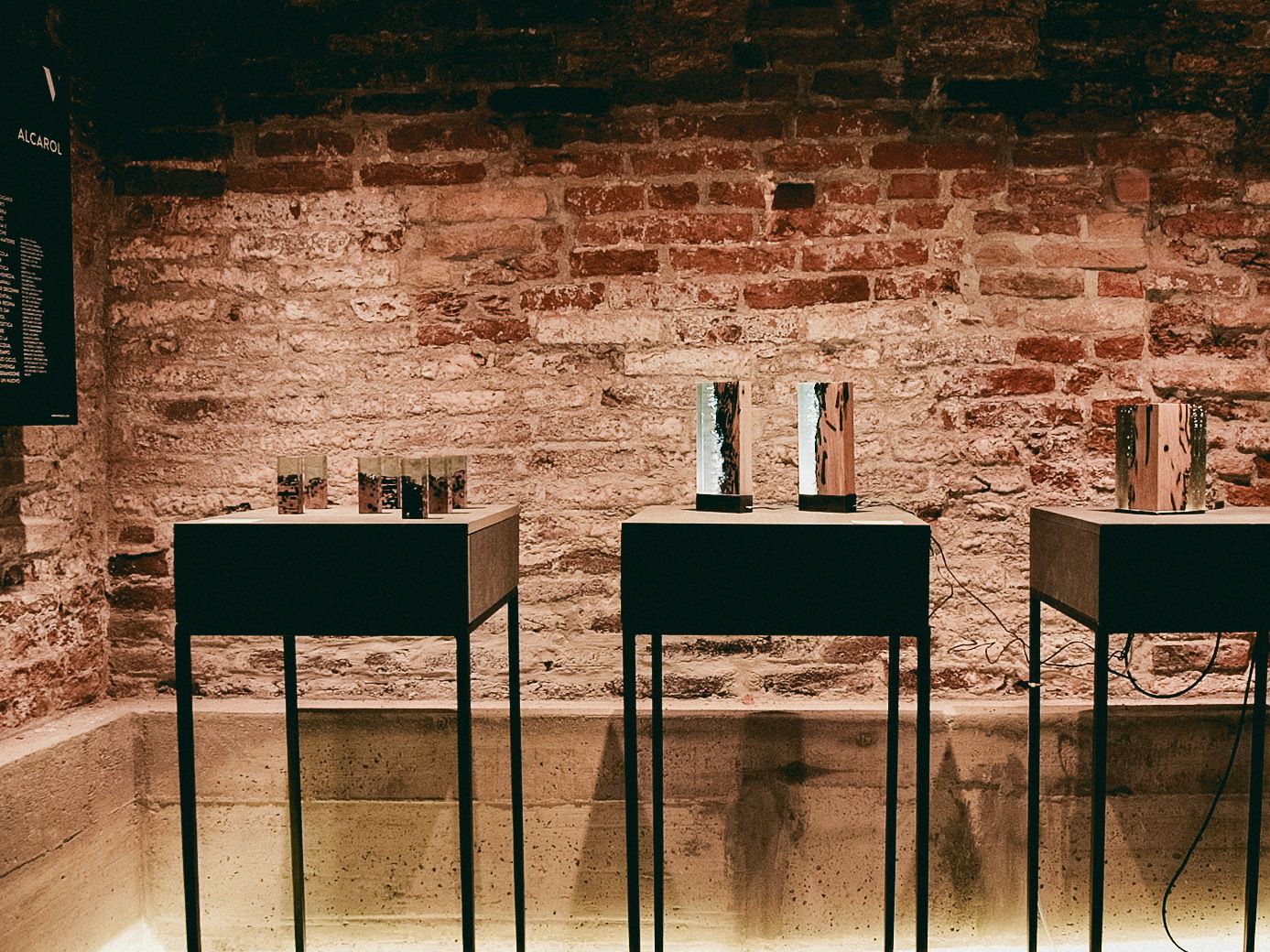 Светодиодная настольная лампа из дуба и смолы alcarol Bricola ARCH-00130784 - Вид №4