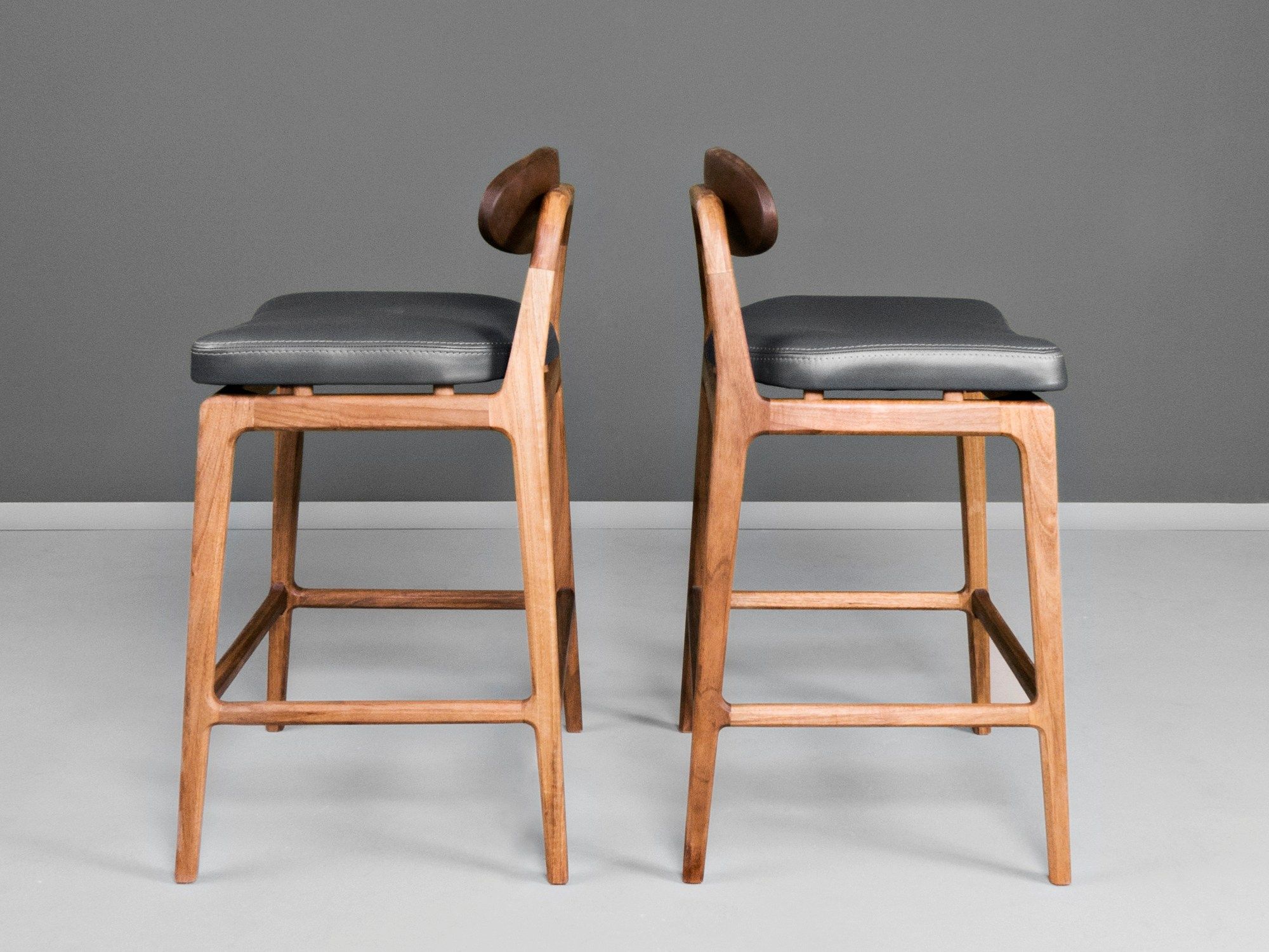 Кожаный мягкий высокий барный стул HOOKL und STOOL Labor ARCH-00147132 - Вид №1