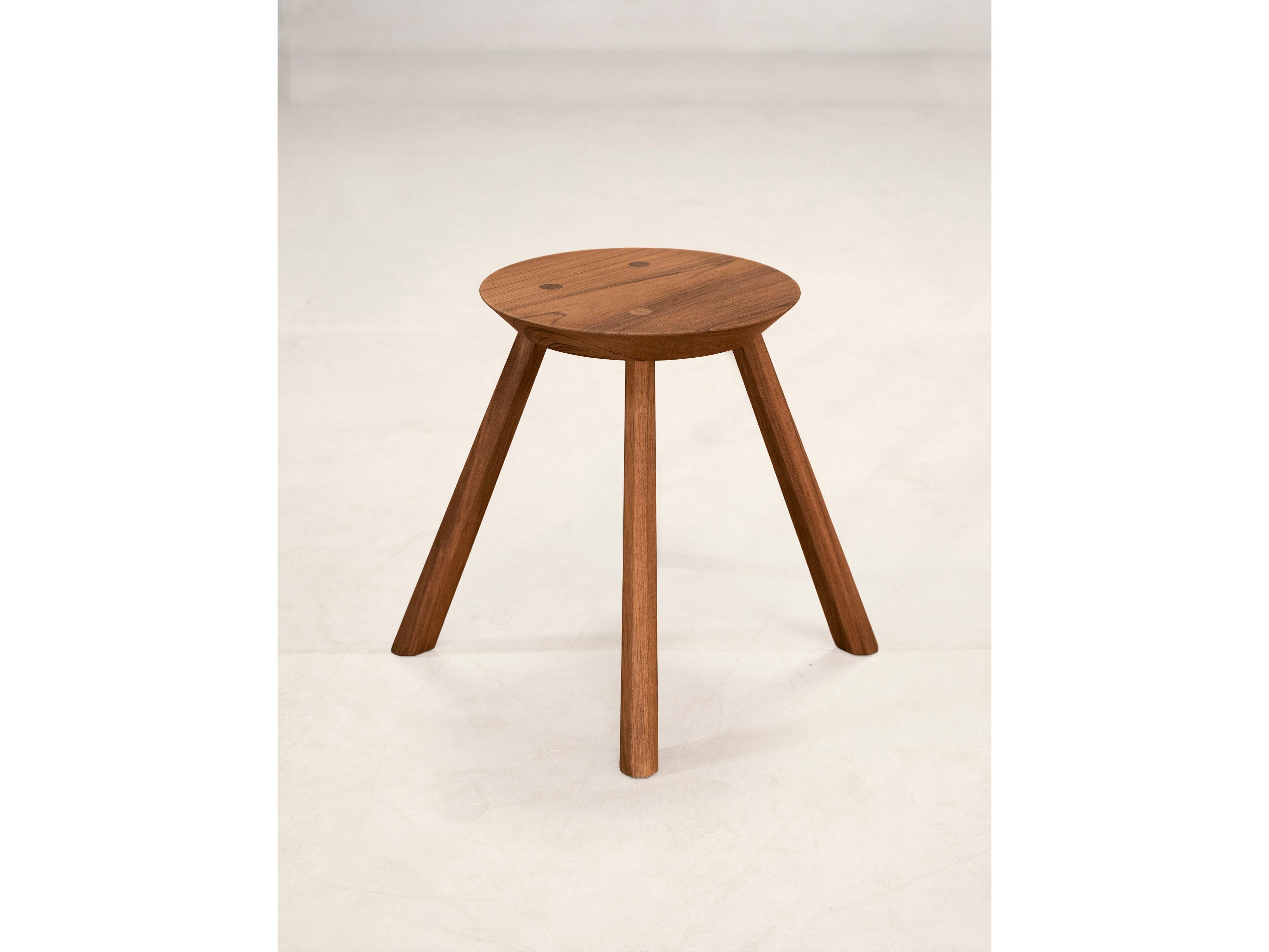 Низкий стул из тикового дерева Phantom Hands DW ARCH-00005024 - Вид №1