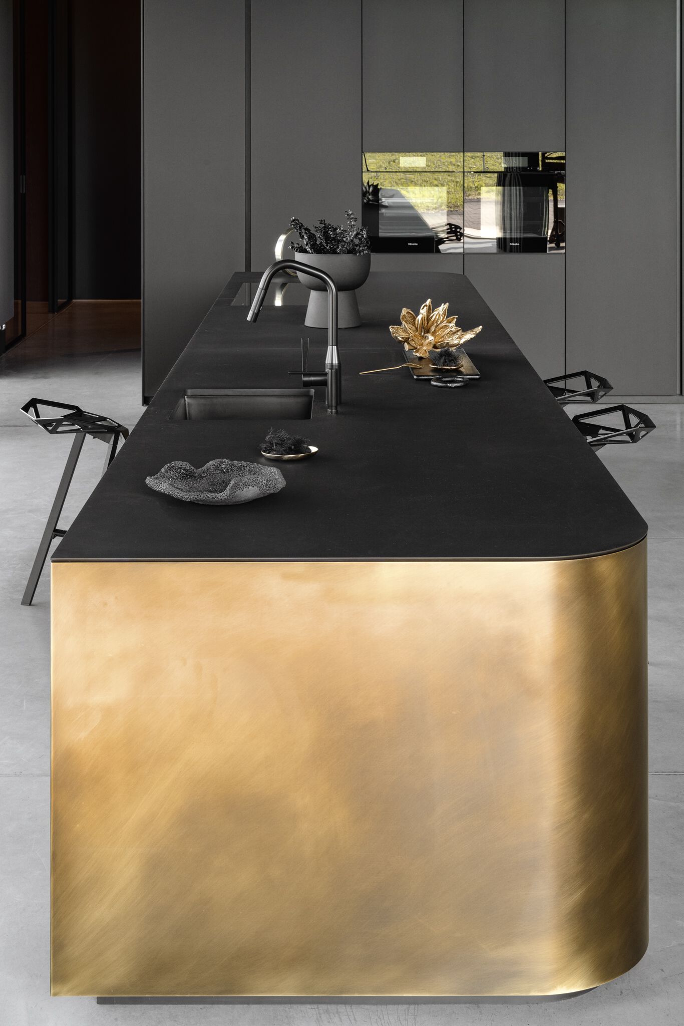 Кухня из матовой латуни без ручек с островом Zajc MET ARCH-00102321 - Вид №3