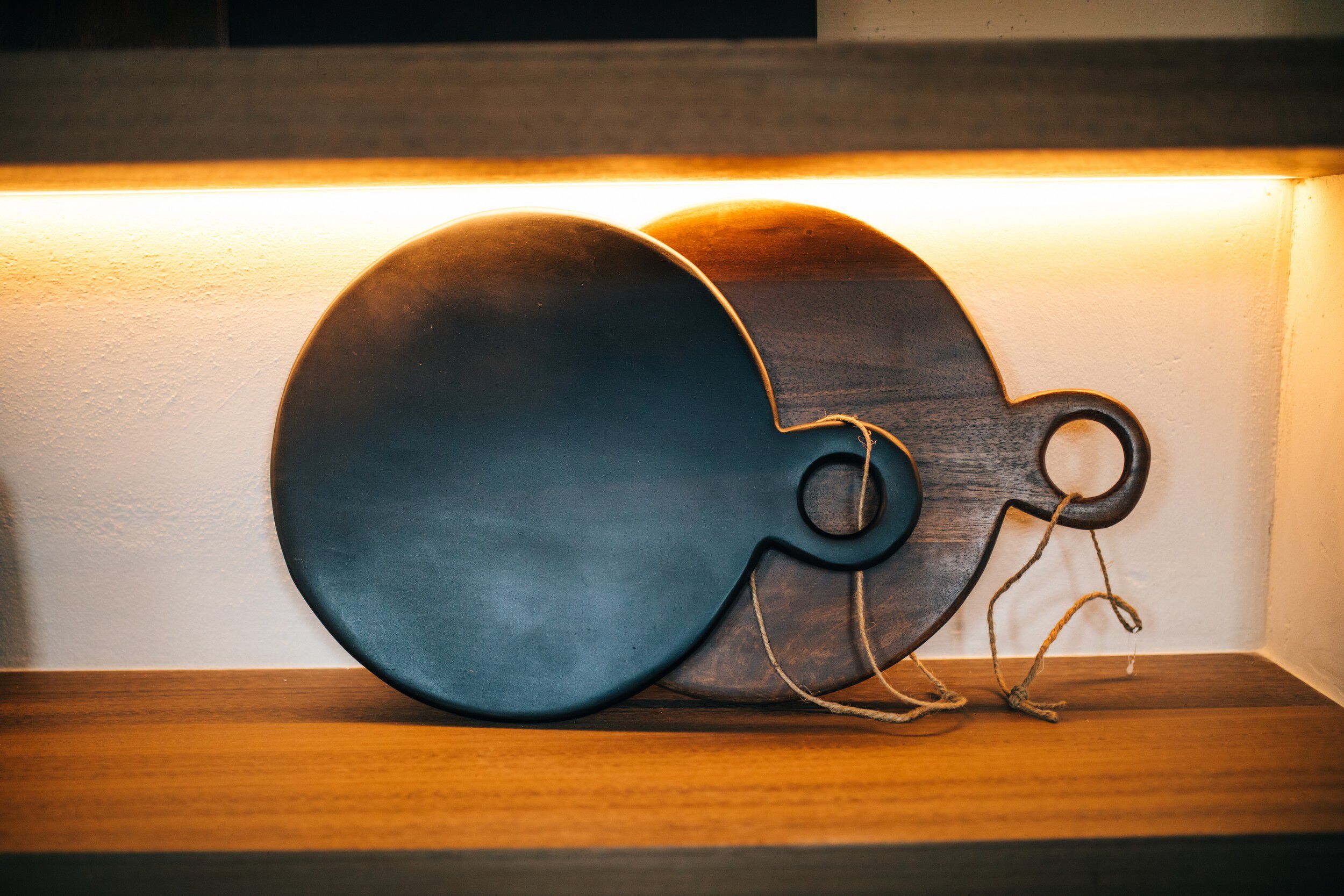 Круглая манго разделочная доска с ручкой POMAX STANFORD ARCH-00007558 - Вид №2