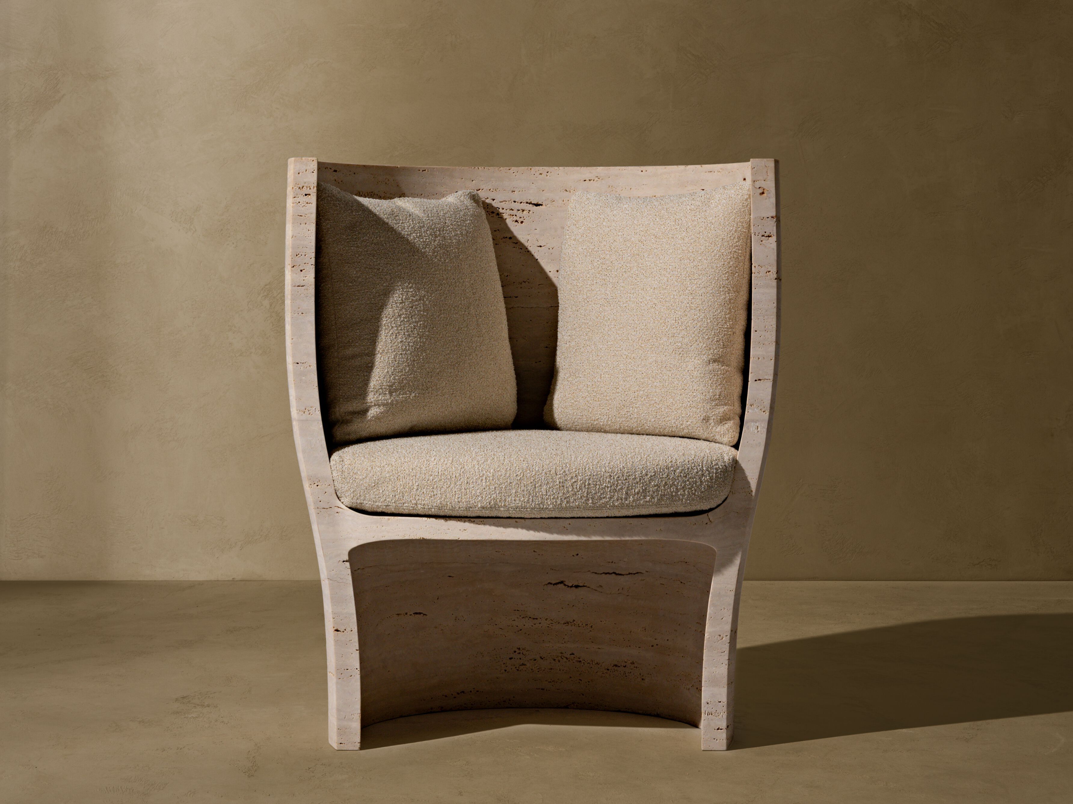 Кресло из травертина с высокой спинкой Kreoo HOLLY ARCH-00124254