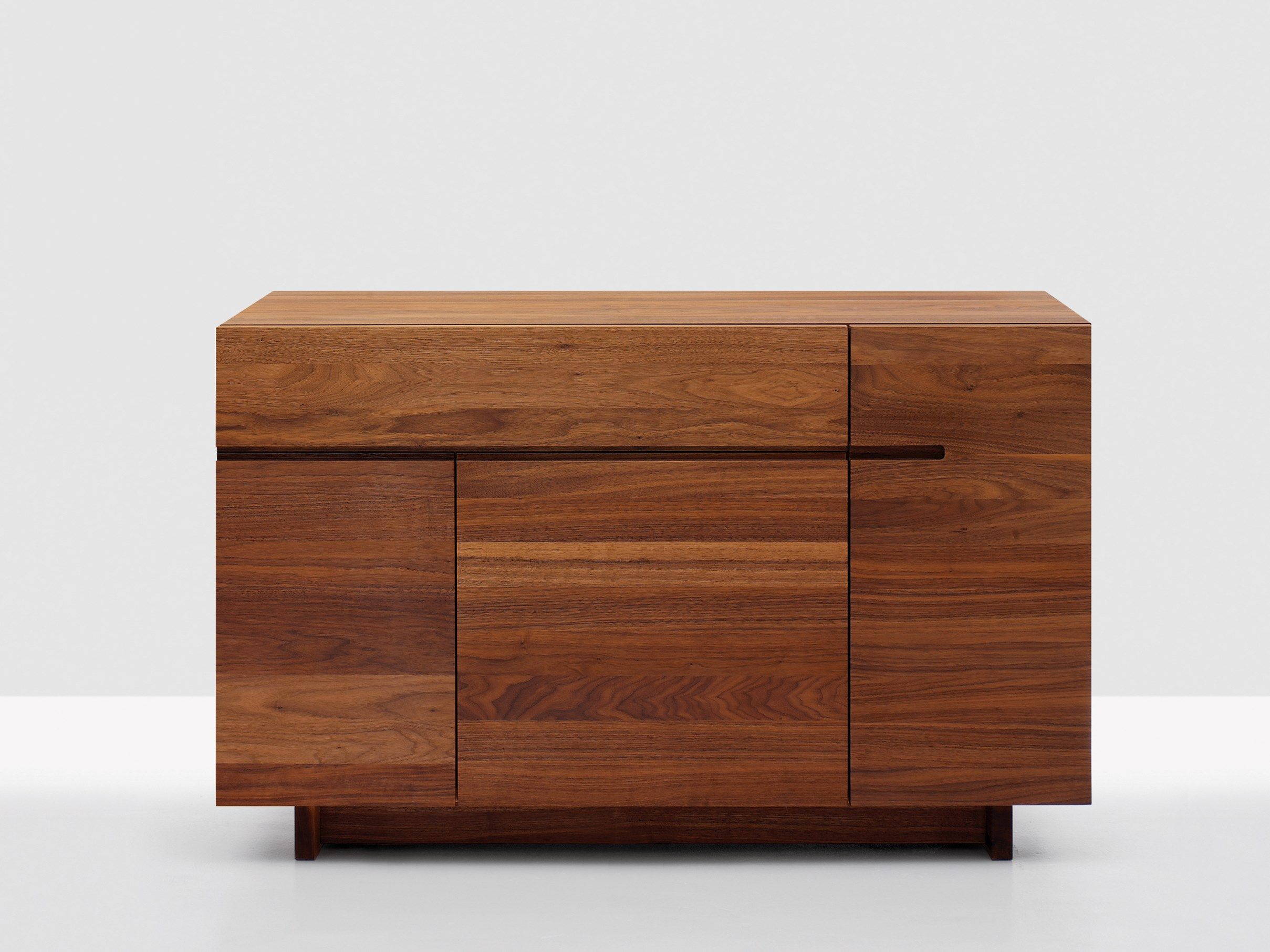 Шкаф из массива дерева с распашными дверями ZEITRAUM ARCH-00037335 - Вид №1