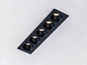 Несколько металлических светодиодных утопленных прожекторов