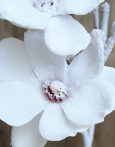 3003 799 a3 Ветка цветка магнолии искусственная со снегом, 80 см, белая матовая H-andreas