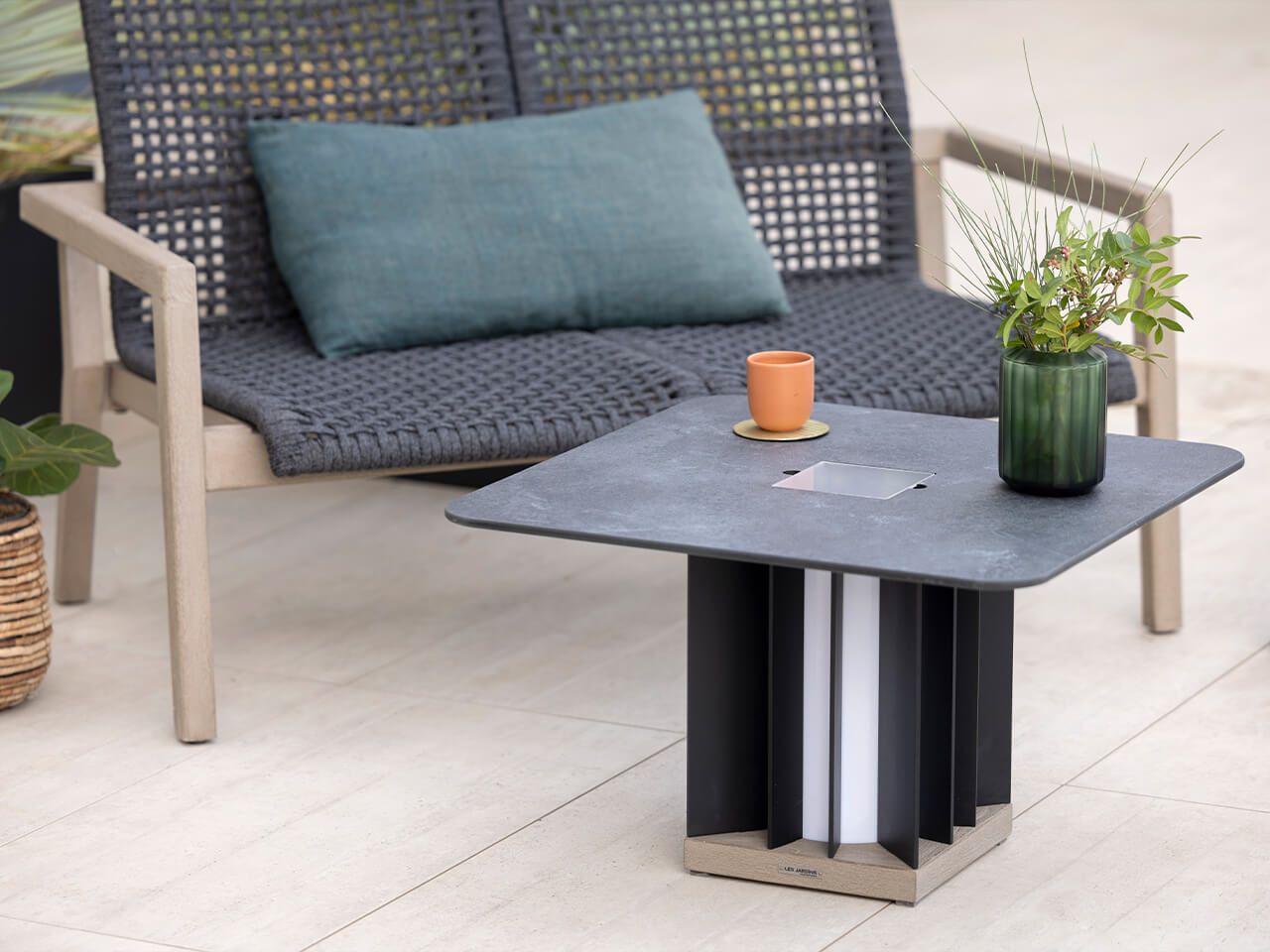 Яркий квадратный садовый столик Les Jardins® Tecka ARCH-00079395 - Вид №3