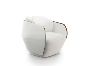 Тканевое кресло с подлокотниками