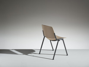 Деревянный штабелируемый стул