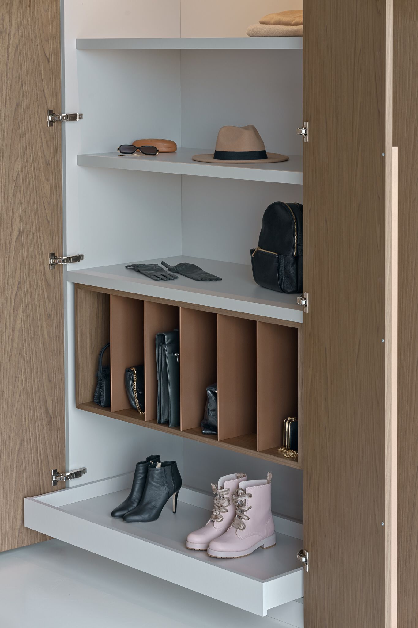 Индивидуальный деревянный шкаф со встроенным освещением Zajc W ARCH-00098040 - Вид №10