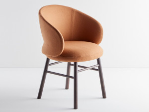 Мягкий тканевый стул с подлокотниками