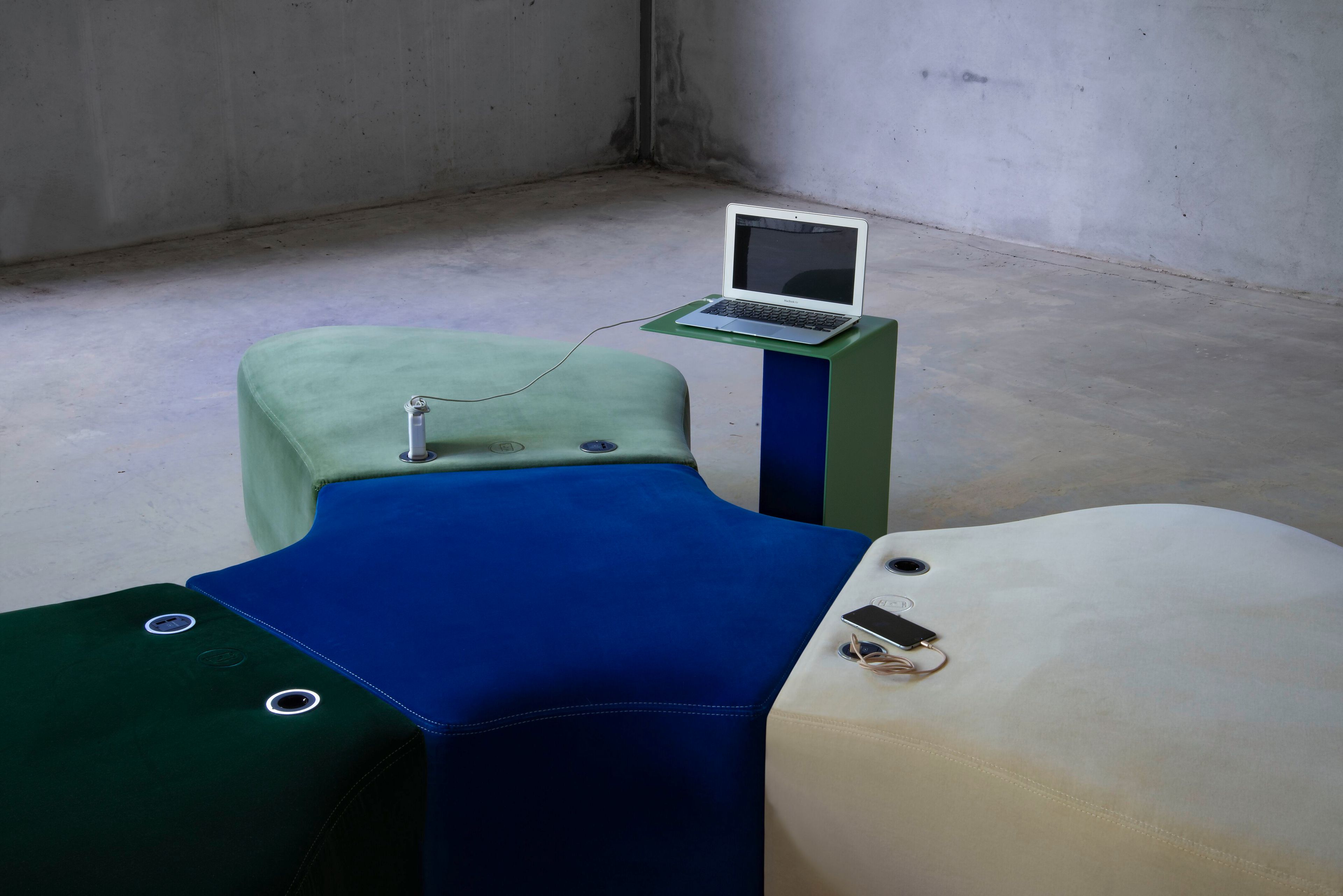 Журнальный столик из окрашенного листового металла с тканевой вставкой Adrenalina Sir-pent ARCH-00090662 - Вид №4