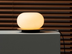 Настольная лампа из ясеня и выдувного стекла