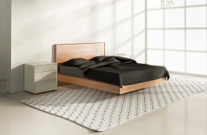 Деревянная тумбочка с ящиками