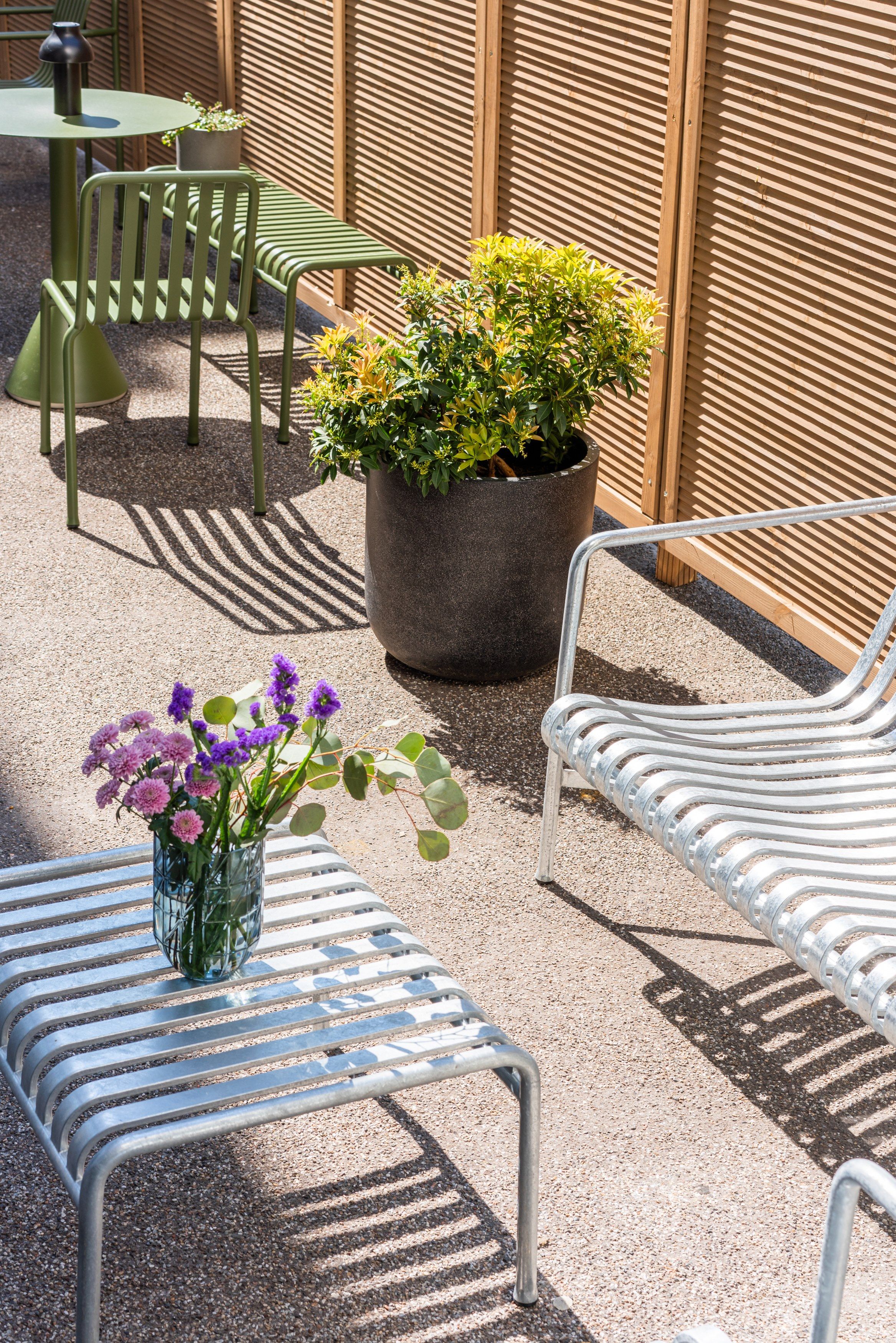 Стальная садовая скамейка с подлокотниками Hay Палисад ARCH-00009540 - Вид №13