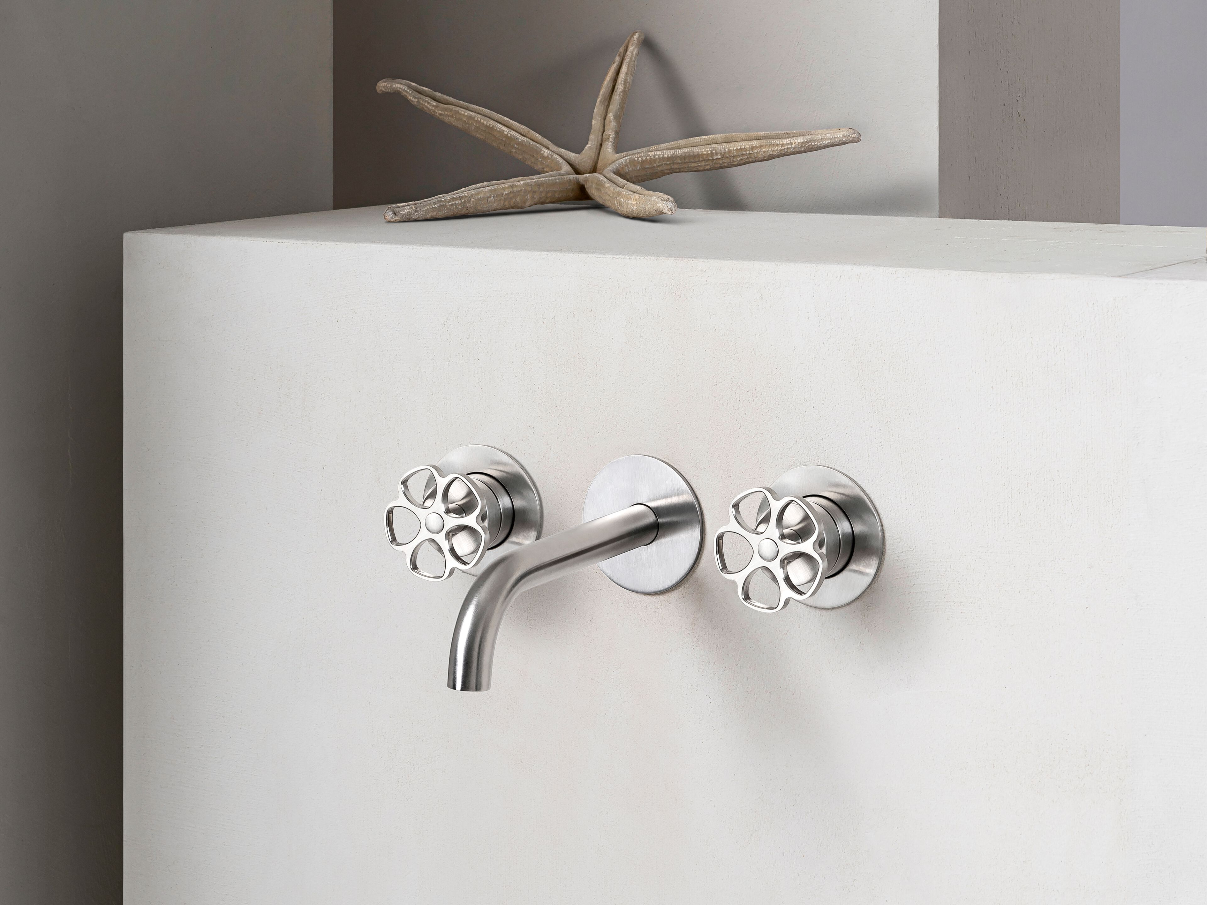 Латунный настенный смеситель для раковины с 3 отверстиями QD Magistro Lab Flora ARCH-00024245