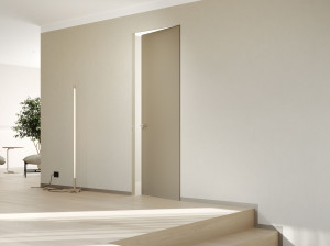 Заподлицо стены распашная дверь