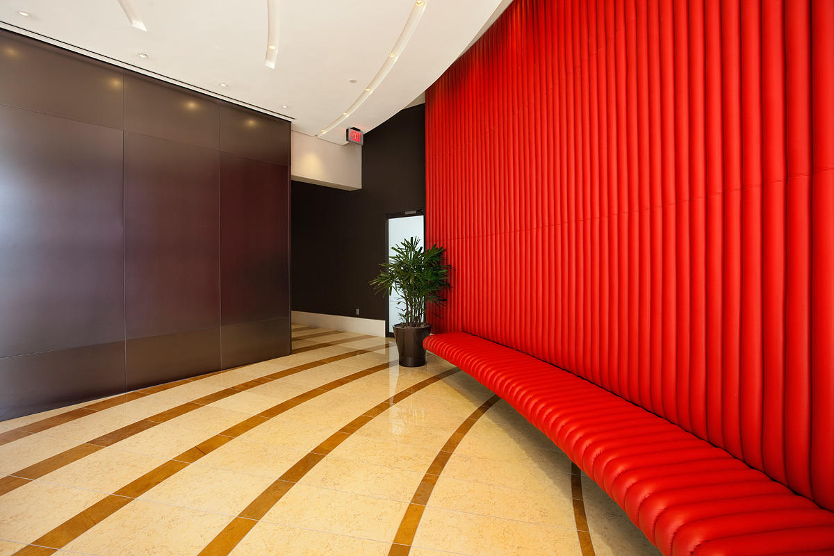 FSRT681 Система облицовки стен Levele с плавающими панелями и индивидуальными угловыми деталями из плавленого нейзильбера с льняной отделкой в ​​техасском страховании жизни, уэйко, техас Forms-surfaces  - Вид №5