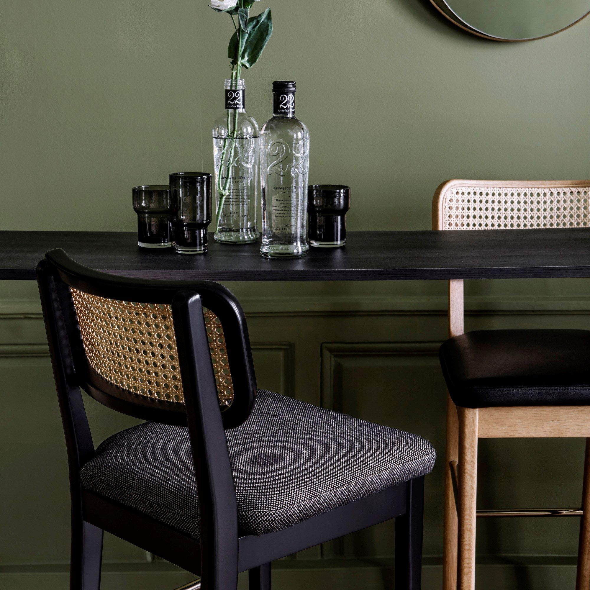 Высокий деревянный табурет со встроенной подушкой и плетеной спинкой RED EDITION плетеная ARCH-00035114 - Вид №3