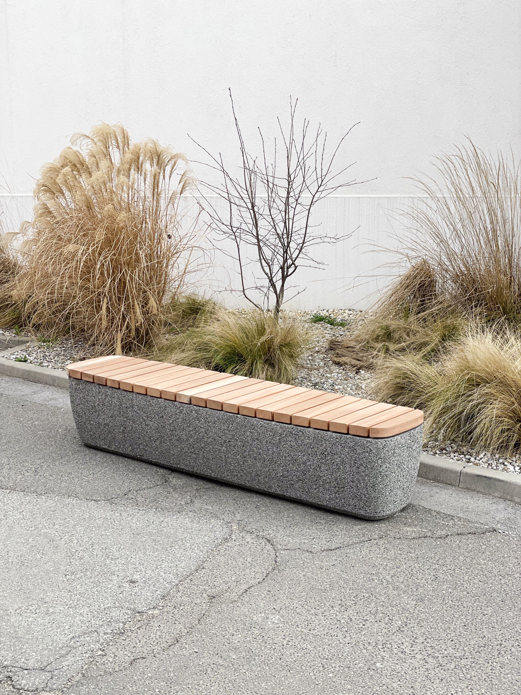 Скамейка из бетона и красного дерева без спинки Kremen ARCH-00031731 - Вид №4