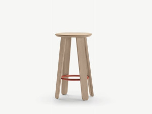 Высокий деревянный стул