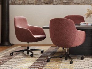 Тканевое офисное кресло с колесами