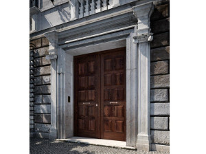Деревянная бронированная входная дверь