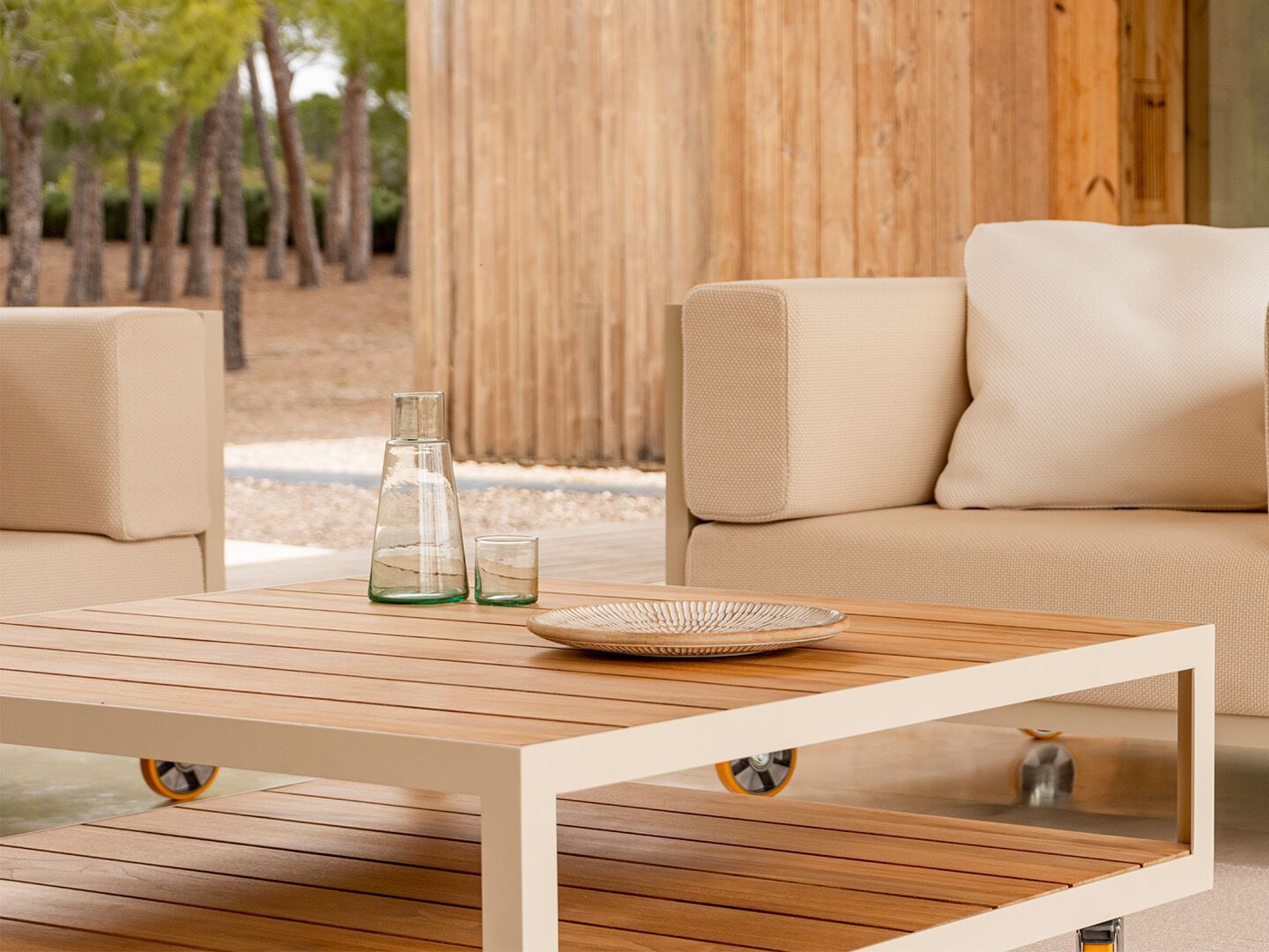 Прямоугольный садовый столик из алюминия и ТИКа с колесами Vondom Vineyard ARCH-00073963