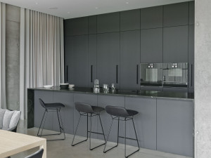 Кухня на заказ из ламината и кварцита