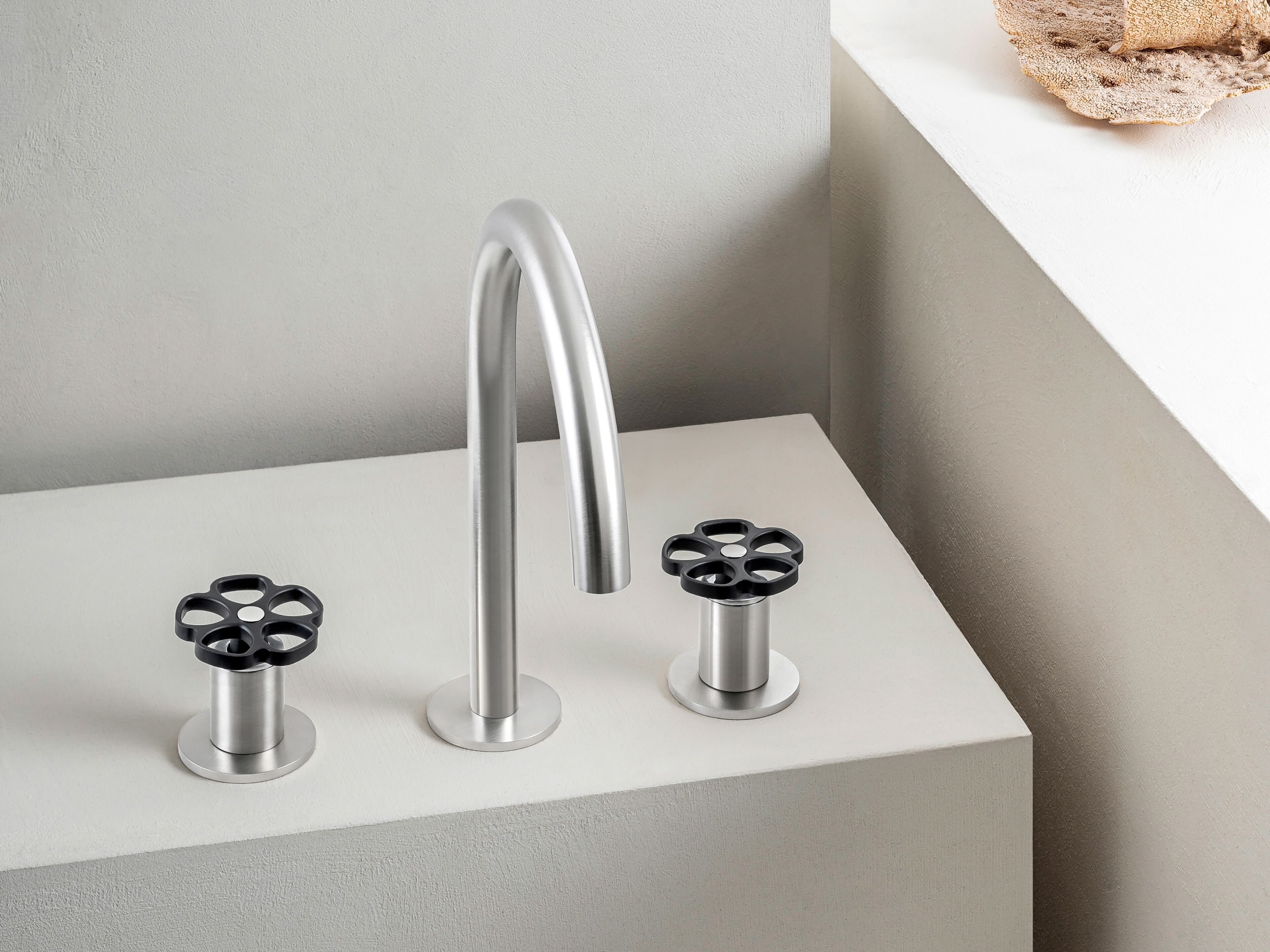 Латунный смеситель для раковины с 3 отверстиями QD Magistro Lab Flora ARCH-00020912