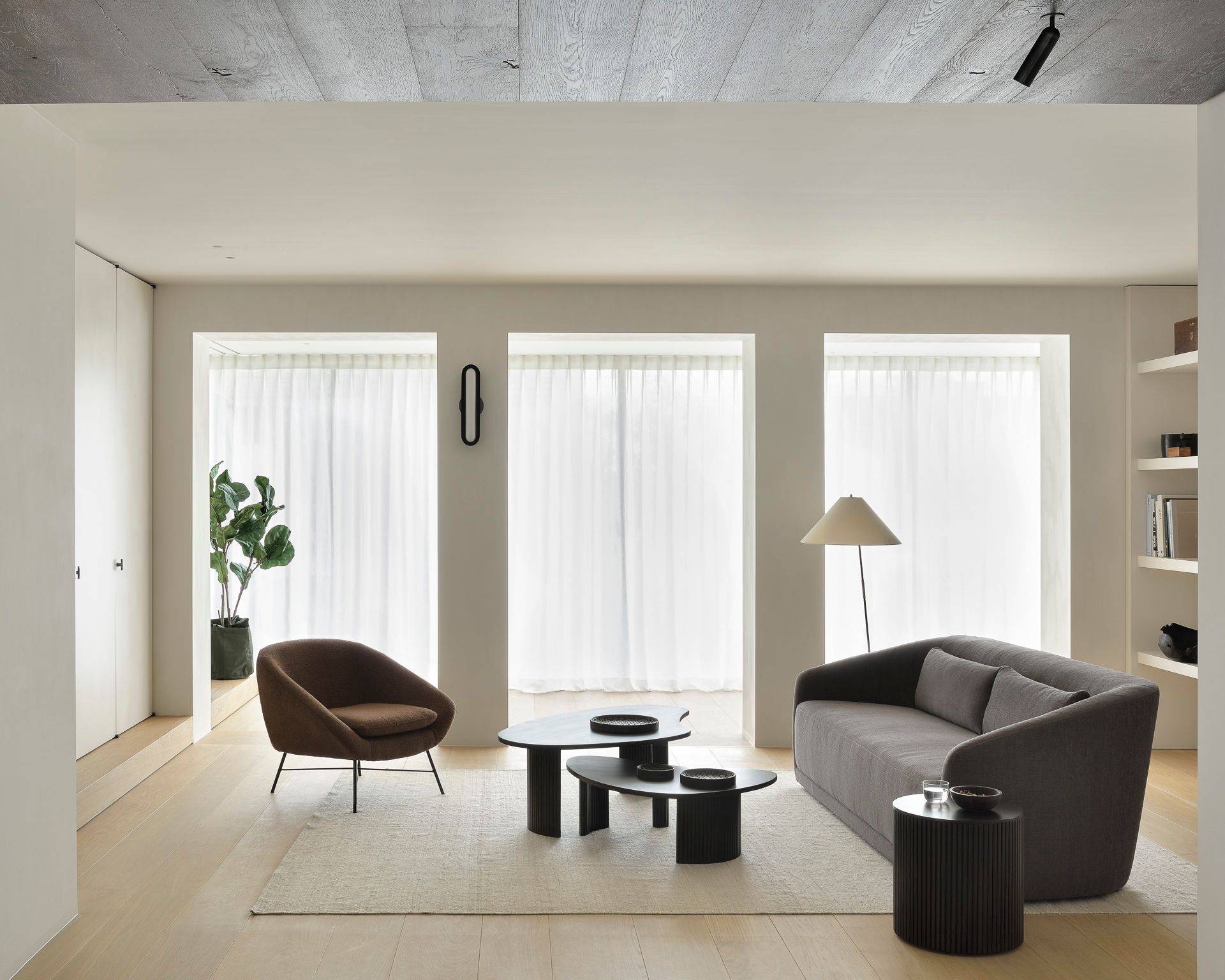 Высокий круглый журнальный столик из красного дерева с отсеком для хранения Ethnicraft Roller Max ARCH-00076993 - Вид №10