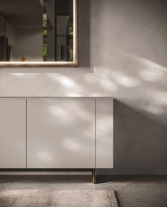 Деревянный шкаф с распашными дверями