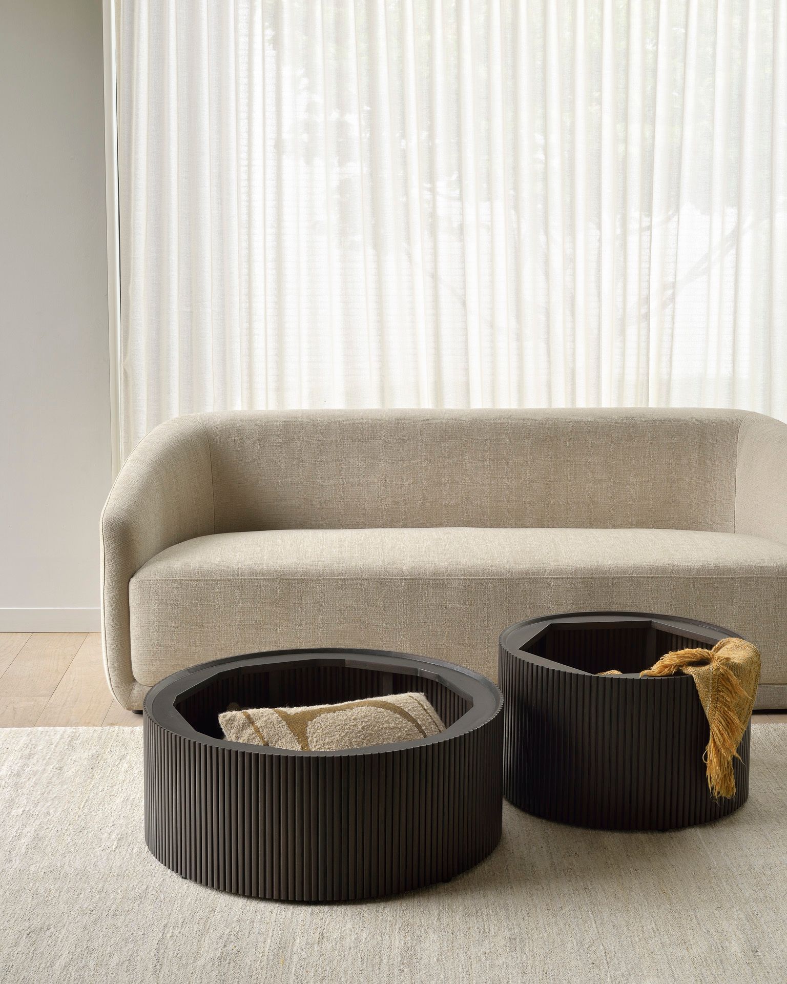 Низкий круглый журнальный столик из красного дерева с отсеком для хранения Ethnicraft Roller Max ARCH-00043322 - Вид №13