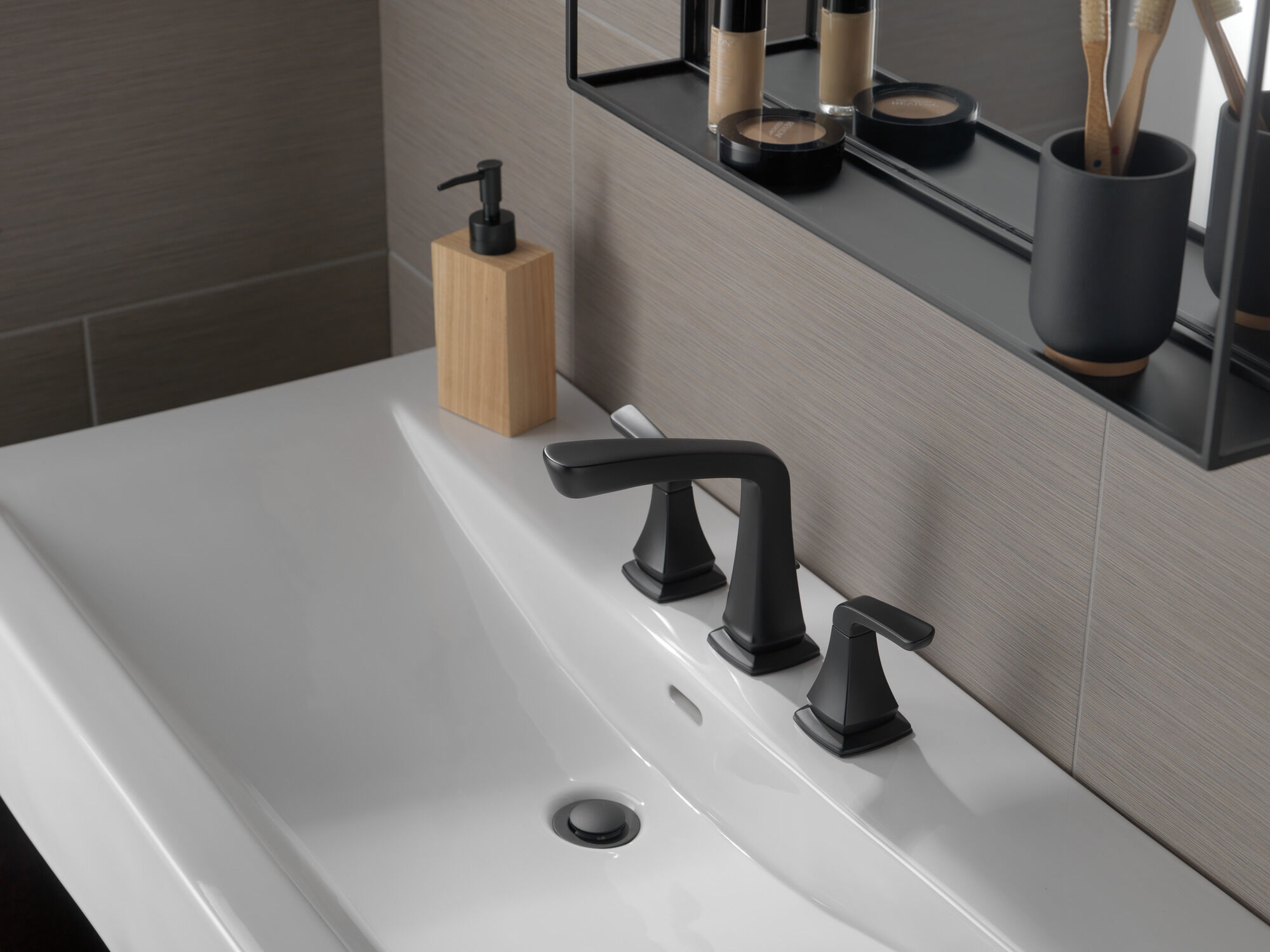 35789LF-BL Смеситель для ванной комнаты с двумя ручками Delta Faucet Vesna Матовый черный  - Вид №3