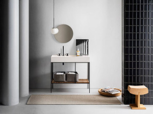 Состав ванной комнаты с раковиной, зеркалом и лампой