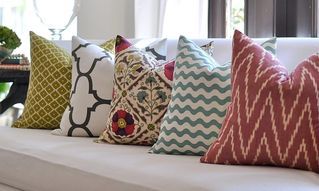 9 лучших материалов для набивки диванных подушек