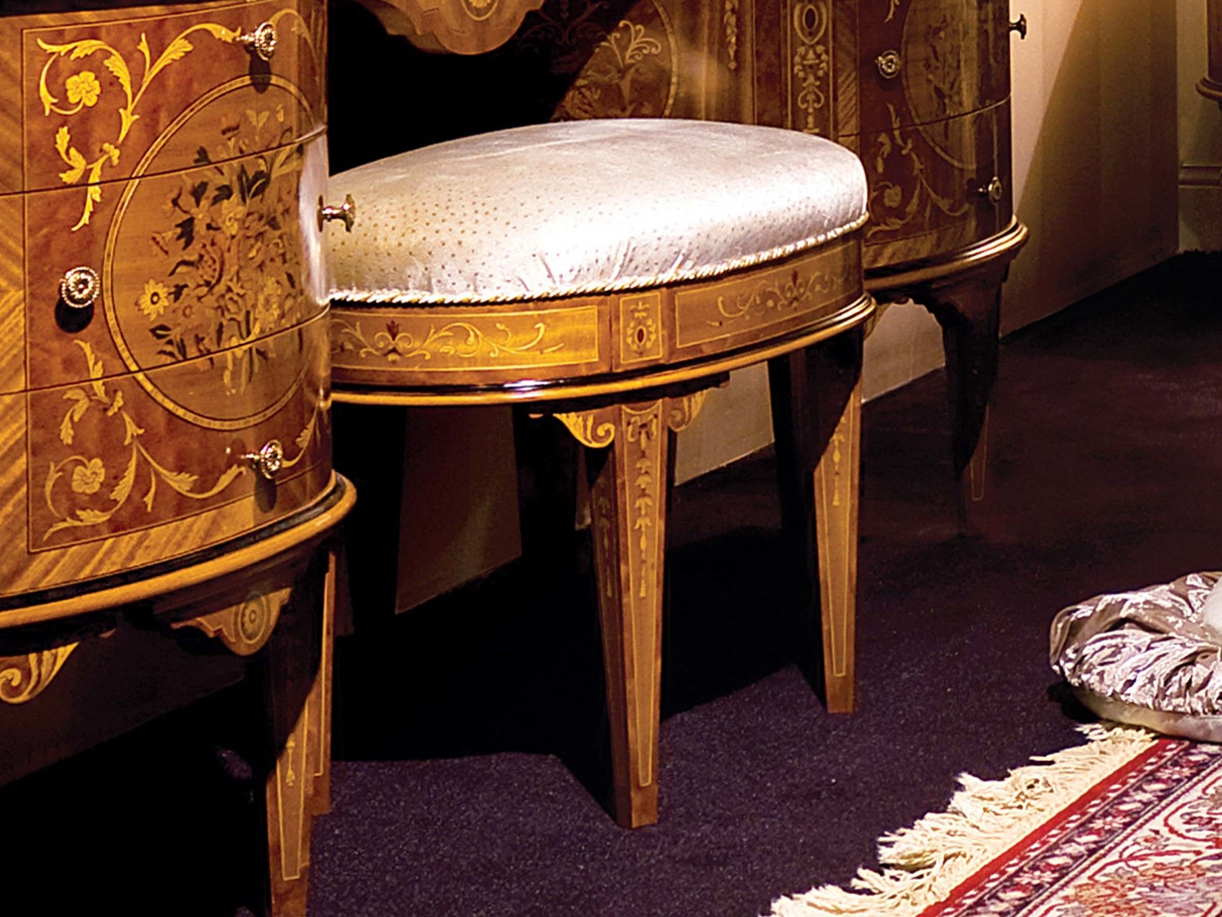 Низкий тканевый стул с мягким сиденьем Bellotti Ezio стиль Beetles ARCH-00041836