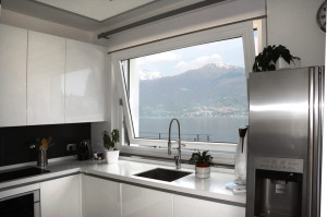 Алюминиевое и деревянное парящее окно