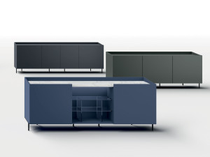 Шкаф из дерева и стекла с распашными дверями