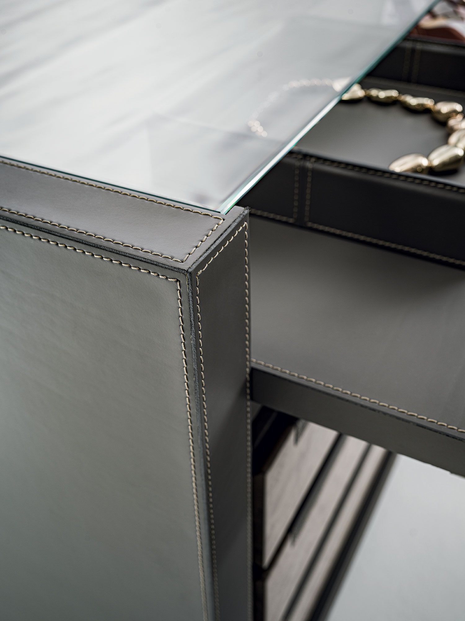 Деревянный комод с кожаной обивкой Vittoria Frigerio Lanza ARCH-00070003 - Вид №1